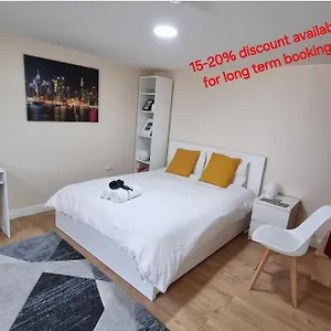  Apartment Lovely Studio-flat With Free Parking, Free Wifi. United Kingdom